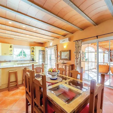 Estrellita Villa